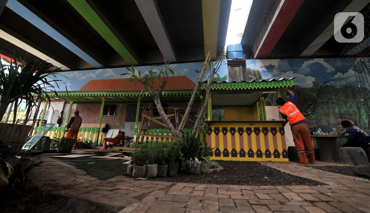 Petugas PPSU Kelurahan Joglo menyelesaikan pembangunan Taman Betawi di kolong Tol JORR W-2 Joglo, Jakarta Barat, Minggu (17/11/2019). Pembangunan Taman Betawi di kolong Tol JORR W-2 Joglo bertujuan agar lokasi tersebut menjadi sarana rekreasi warga sekitar. (merdeka.com/Iqbal Nugroho)