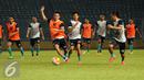 Sejumlah pemain PS TNI melakukan latihan uji lapangan di Stadion GBK Jakarta, Kamis (9/6). PS TNI akan melakoni laga melawan Persija dalam lanjutan Torabika Soccer Championship presented by IM3 Ooredoo, Jumat (10/6). (Liputan6.com/Helmi Fithriansyah)