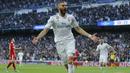 Penyerang Real Madrid, Karim Benzema merayakan golnya ke gawang Bayern Munchen pada leg kedua semifinal Liga Champions di Santiago Bernabeu stadium, Madrid, (1/5/2018). Madrid bermain imbang 2-2. (AP/Paul White)