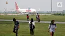Pengunjung berfoto dengan latar belakang pesawat di Bandara Internasional Jawa Barat (BIJB) Kertajati, Kabupaten Majalengka. Jawa Barat, Minggu (30/1/2022). (merdeka.com/Iqbal S. Nugroho)