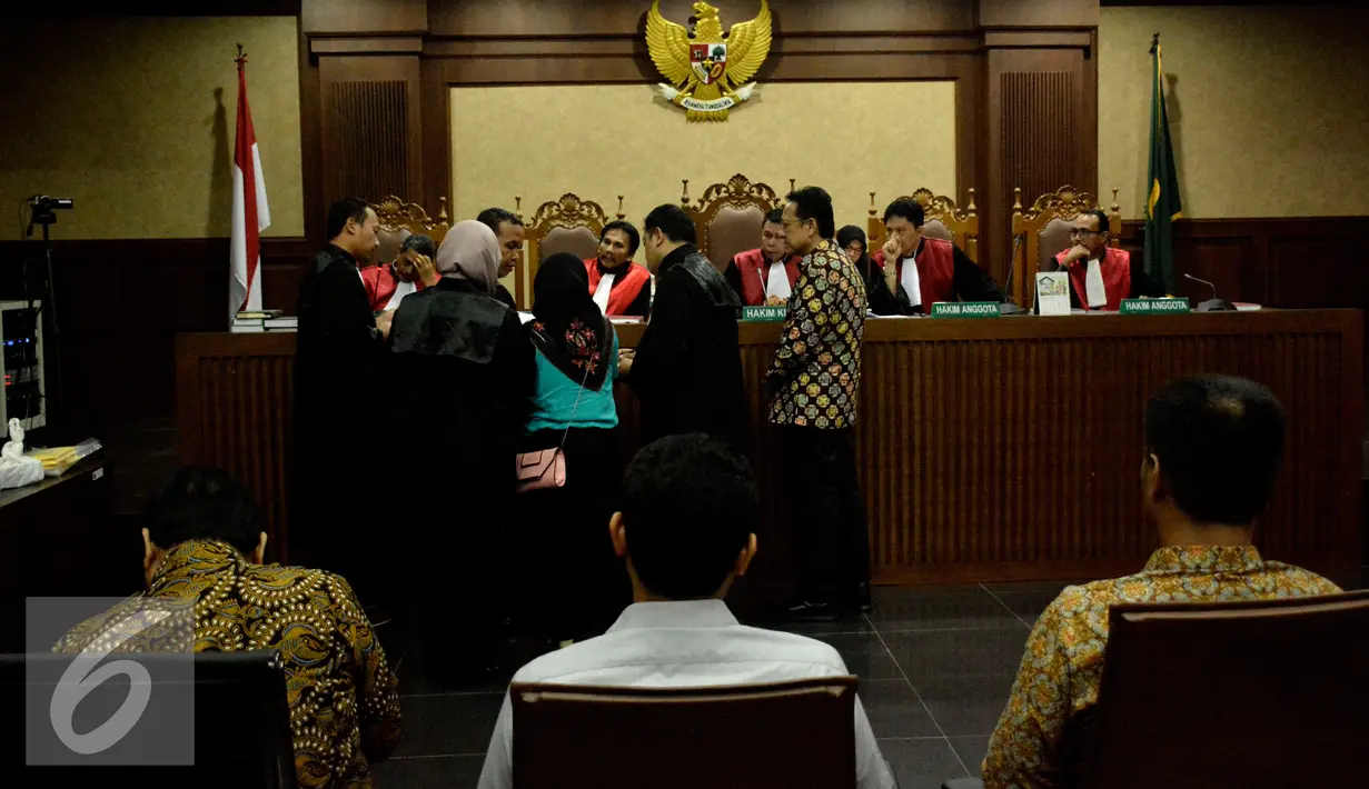 Irman Gusman usai menjalani sidang lanjutan dengan menghadirkan 4 saksi di pengadilan Tipikor, Jakarta pusat, Rabu (4/1). Dalam sidang tersebut juga menghadirkan Sekjen DPD Soedarsono Hardjosoekarto, ajudan Joko Supriyanto.  (Liputan6.com/Helmi Affandi)