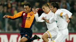 Cafu merupakan salah satu bek kanan kelas dunia yang pernah berseragam AS Roma. Bersama Serigala ibu kota, Cafu mampu meraih trofi Serie A Italia pada 2000/2001 dan Piala Super Italia pada 2001/2002. (AFP/Gabriel Bouys)