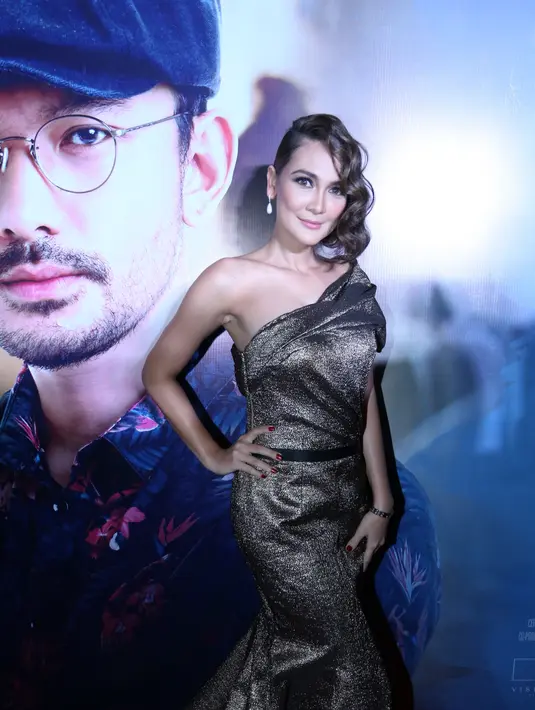 Ditemui di Plaza Indonesia, Jakarta Pusat, Rabu (5/7/2017), Luna menceritakan cara yangdilakukan untuk mencegah efek samping dari banyaknya minum kopi, yakni dengan banyak minum air putih dan menyikat gigi. (Adrian Putra/Bintang.com)