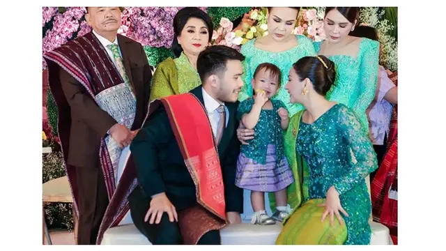 6 Potret Syukuran Baptisan Kyarra Anak Jessica Mila, Tampil Kompak Berkebaya Hijau