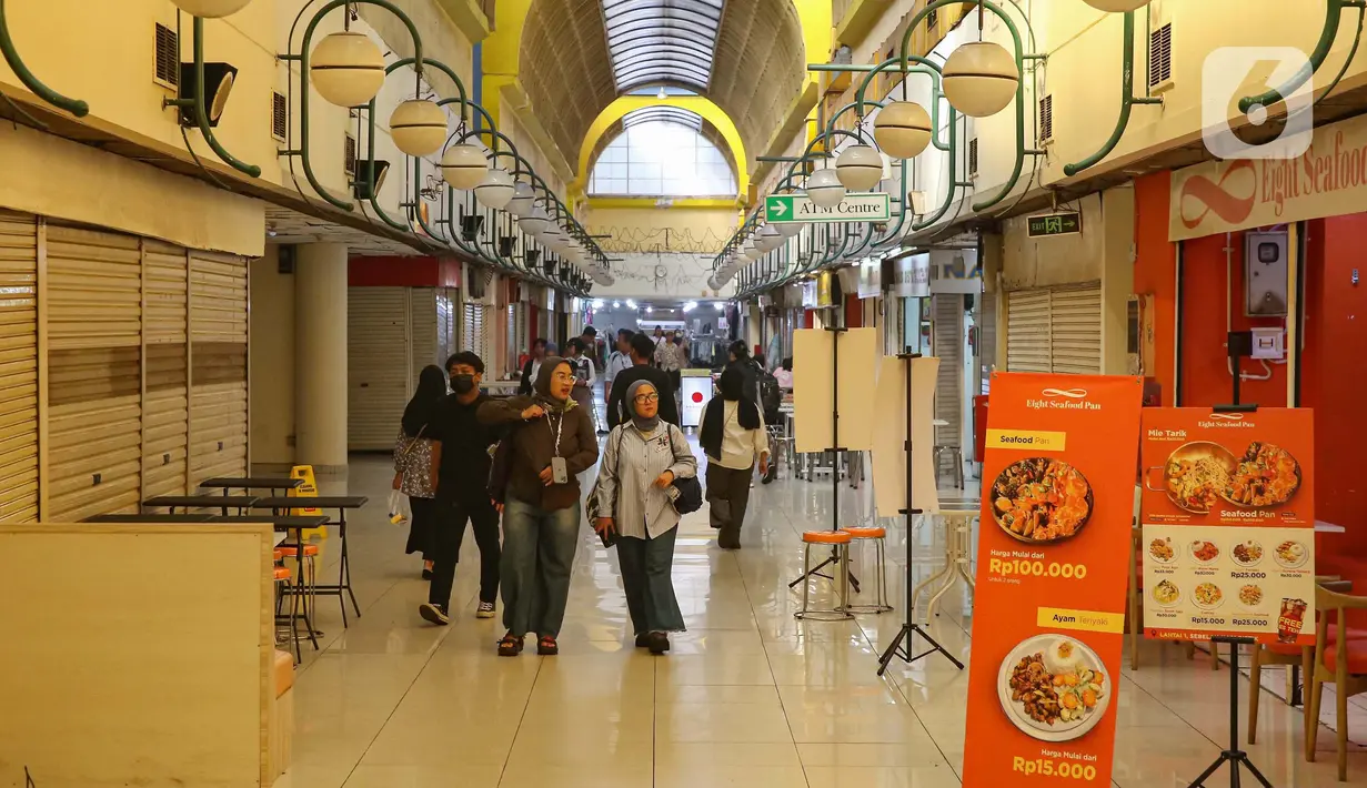 Warga melintas di dalam kawasan Transit Oriented Development (TOD) Blok M Hub, di Mal Blok M, Jakarta, Selasa (27/5/2025). (Liputan6.com/Angga Yuniar)
