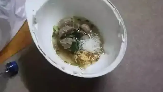6 Perlengkapan Tukang Bangunan Jadi Alat Masak dan Wadah Makan Ini Kocak