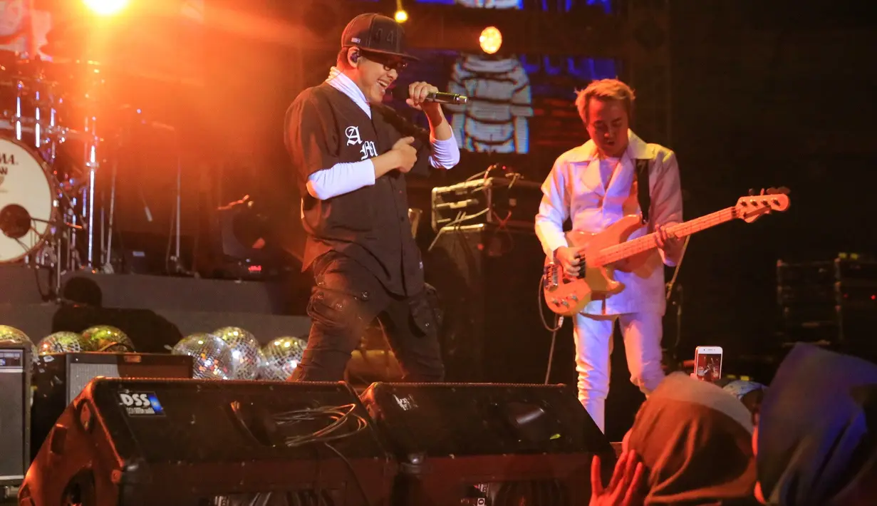 Di tengah penampilannya, Arman Maulana pun memuji konser tersebut. Pasalnya berbagai generasi, mulai dari 80’an-2000’an hadir di konser itu. Sambi bercanda, Gigi pun menyebut para penonton sebagai orang tua. (Adrian Putra/Bintang.com)