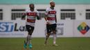 Pemain Madura United, David Laly (kiri) merayakan gol kedua timnya ke gawang Persipura Jayapura dalam laga pekan ke-6 BRI Liga 1 2021/2022 di Stadion Wibawa Mukti, Cikarang, Minggu (03/10/2021). (Bola.com/Bagaskara Lazuardi)