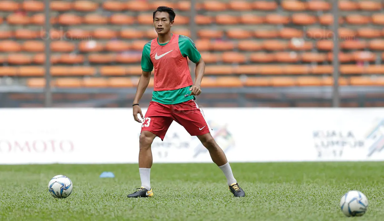 Kapten Timnas Indonesia, Hansamu Yama, melakukan latihan jelang laga melawan Kamboja  di Stadion Shah Alam, Selangor, Kamis, (24/8/2017). Indonesia akan menjalani laga penentuan melawan Kamboja. (Bola.com/Vitalis Yogi Trisna)