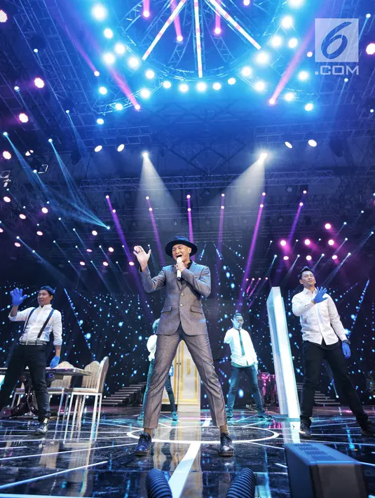 Musisi Anji tampil dalam malam puncak Hut SCTV ke-28 di ICE BSD, Tangerang, Jumat (24/8). Tema yang diusung dalam Hut ke-28 SCTV adalah The Greatest Celebration. (Liputan6.com/Faizal Fanani)
