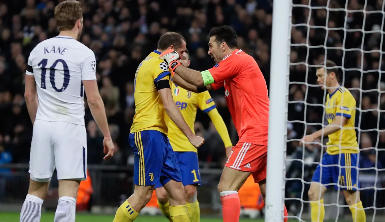 Kiper Juventus Gianluigi Buffon memberi semangat kepada Chiellini saat melawan Tottenham Hotspur dalam pertandingan Liga Champions leg kedua di Stadion Wembley, London (7/3). (AP Photo / Kirsty Wigglesworth)