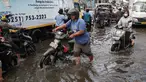 Sejumlah kendaraan menerobos banjir yang menggenangi jalan raya Kamal, Cengkareng, Jakarta Barat, Kamis (30/1/2025). (Liputan6.com/Angga Yuniar)