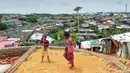 Anak-anak pengungsi Rohingya bermain di Kamp Pengungsian Kutupalong, Ukhia, Bangladesh, Jumat (13/9/2019). Kamp ini adalah salah satu dari dua kamp pengungsian yang dikelola pemerintah di Cox's Bazar. (MUNIR UZ ZAMAN/AFP)