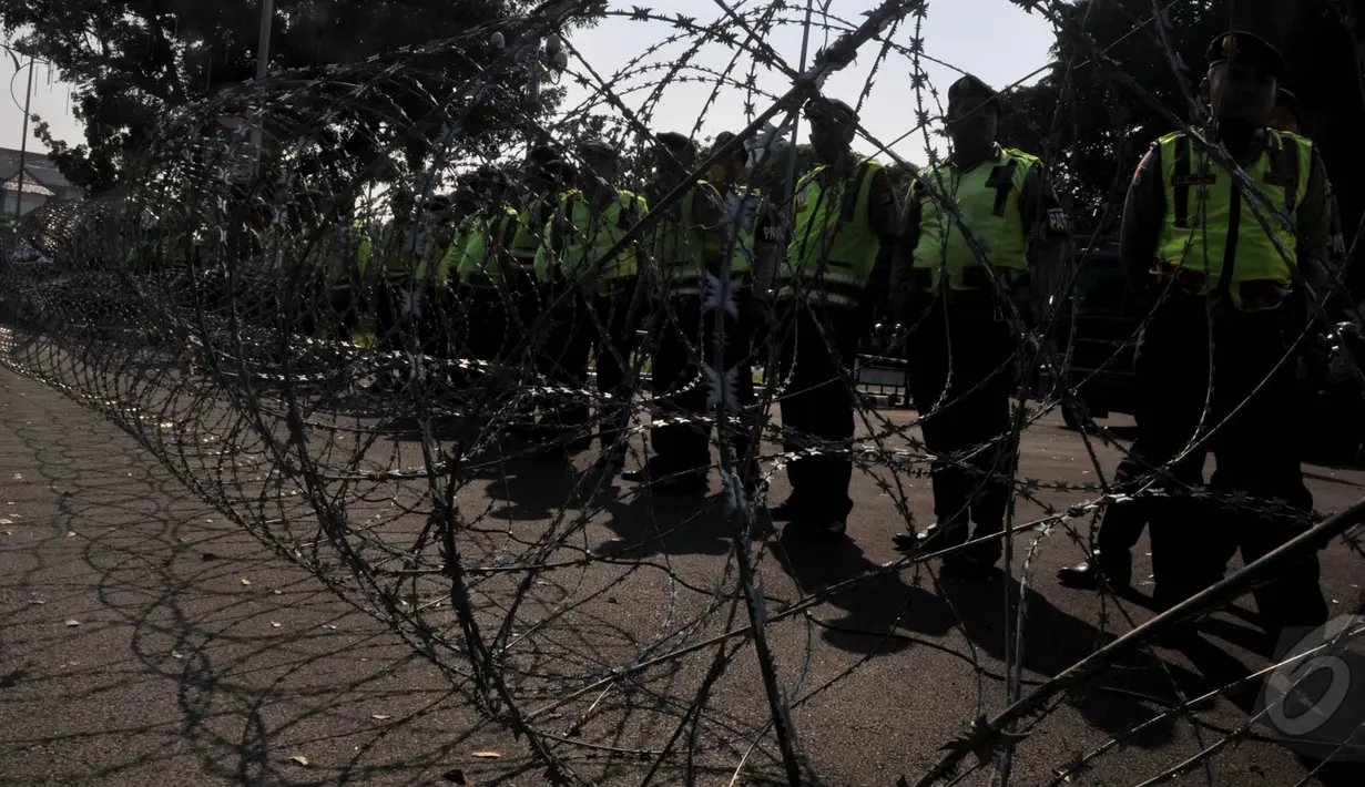 Ratusan polisi berjaga di depan Istana Negara, Jakarta, (20/5/2015). Penjagaan ini sebagai antisipasi aksi mahasiswa saat peringatan Harkitnas 2015. (Liputan6.com/JohanTallo)