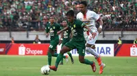 Aksi pemain Persebaya Surabaya, Mochamad Supriadi (depan), pada laga kontra Persija Jakarta di Stadion Gelora Bung Tomo, Surabaya, Sabtu (24/8/2019). (Bola.com/Aditya Wany)