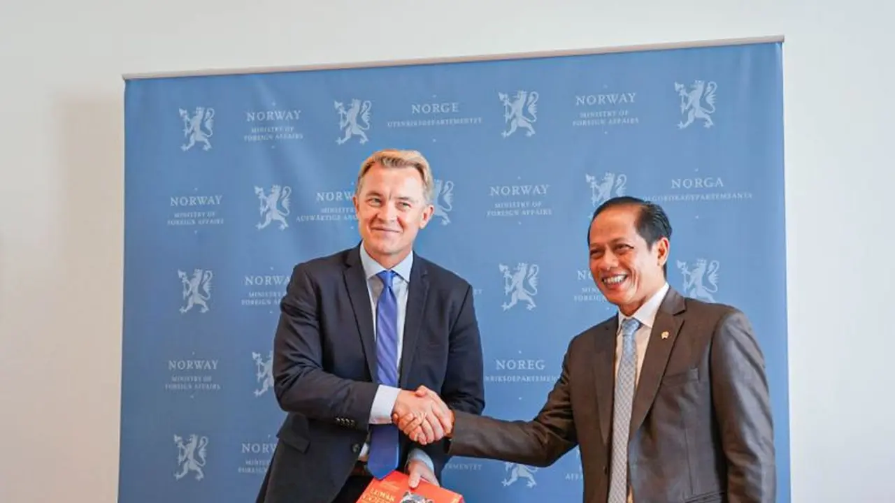 Menteri Lingkungan Hidup/Kepala Badan Pengendalian Lingkungan Hidup (BPLH) Hanif Faisol Nurofiq dan Menteri Iklim dan Lingkungan Norwegia, Andreas Bjelland Eriksen, selama kunjungan kerja ke Oslo. (Dok KLHK)