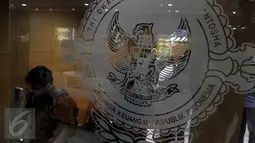 Ketua BPK Harry Azhar Aziz dilaporkan ke Komite Etik BPK oleh kelompok yang menamakan diri "Koalisi Selamatkan BPK", Jakarta, Selasa (26/4). Harry Azhar dilaporkan atas dugaan pelanggaran kode etik terkait dengan Panama Papers. (Liputan6.com/Johan Tallo)