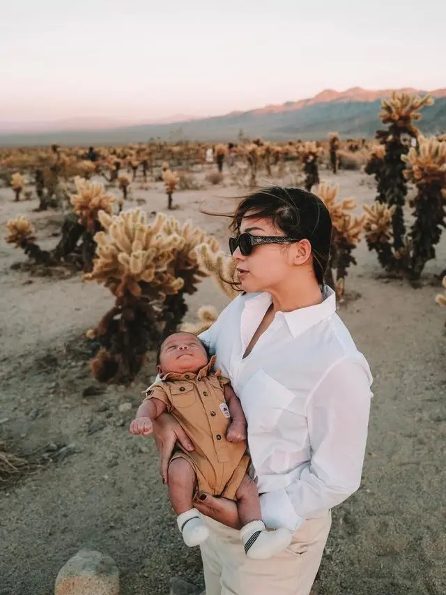 7 Gaya Nikita Willy Ajak Baby Izz Wisata ke Gurun, Simpel Tapi Tetap Stylish