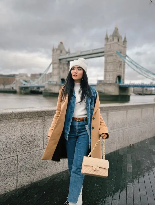 Outfit bernuansa winter look ala Febby Rastanty juga bisa jadi inspirasi. Lihat cara Febby Rastanty memadukan turtleneck putih dengan jaket dan celana denim, kemudian ditumpuknya lagi dengan coat cokelat dan topi beanie putih. [Foto: Instagram/febbyrastanty]