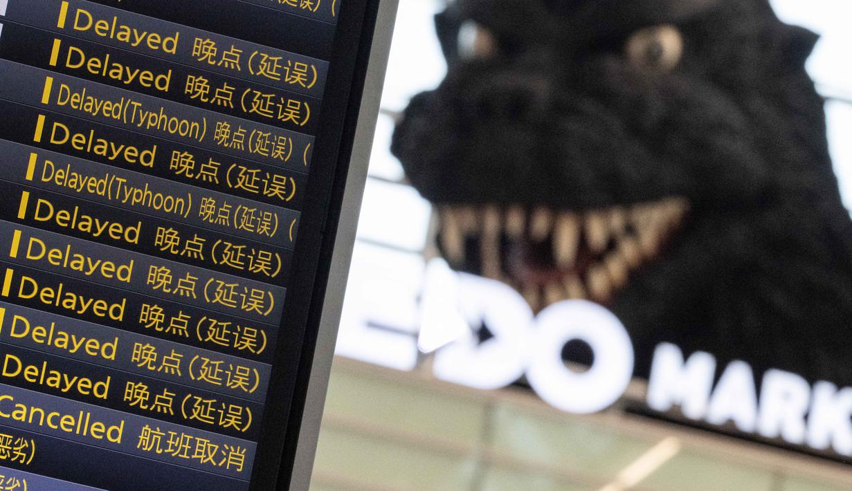 Papan penerbangan terlihat di Terminal Internasional Bandara Haneda setelah penerbangan dibatalkan atau ditunda karena badai tropis Jangmi di Tokyo, Jepang, Rabu 3 Juni 2026. (Andrew CAALLERO-REYNOLDS/AFP)