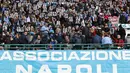 Suporter memegang Poster pemain Napoli, Kalidou Koulibaly pada laga  Serie A Liga Italia di San Paolo stadium, Minggu (7/2/2016).  Kalidou mendapat dukungan atas tindakan rasis dari fans Lazio. (AFP/Carlo Hermann)