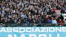Suporter memegang Poster pemain Napoli, Kalidou Koulibaly pada laga  Serie A Liga Italia di San Paolo stadium, Minggu (7/2/2016).  Kalidou mendapat dukungan atas tindakan rasis dari fans Lazio. (AFP/Carlo Hermann)