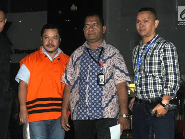 Penyuap Bupati Pakpak Bharat, Hendriko Sembiring dikawal petugas usai menjalani pemeriksaan perdana oleh penyidik di gedung KPK, Jakarta, Selasa (27/11). Hendriko diperiksa sebagai tersangka terkait dengan proyek di Dinas PUPR. (merdeka.com/Dwi Narwoko)