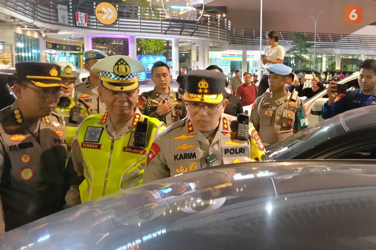 Kapolda Banten bagi-bagi cokelat di Pelabuhan Merak. (Minggu, 24/12/2023). (Yandhi Deslatama/Liputan6.com).