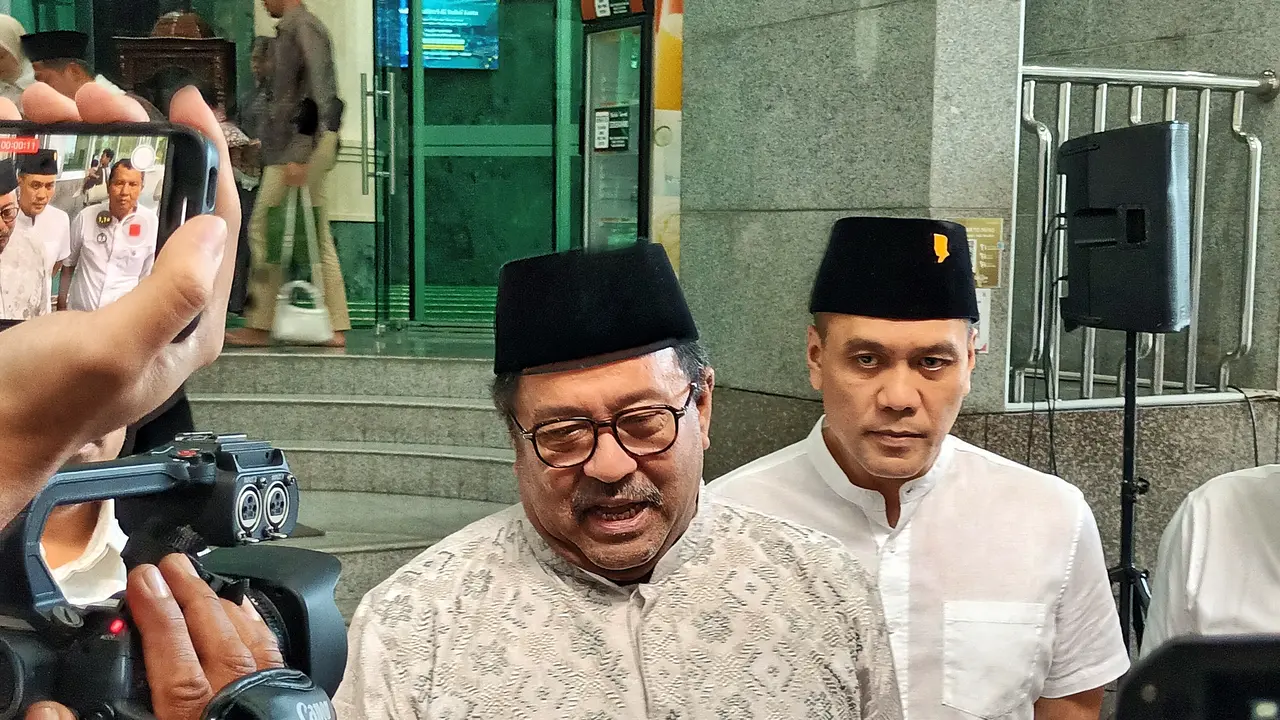 Wakil Gubernur DKI Jakarta Rano Karno menunaikan salat Idul Fitri 1446 Hijriah di Masjid Fatahillah, Balai Kota, Jakarta Pusat.
