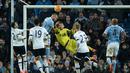 Kiper Tottenham Hotspur, Hugo Lloris (tengah) menghalau bola dari sundulan pemain  Manchester City,  Nicolas Otamendi pada lanjutan Liga Inggris pekan ke-26 di Stadion Etihad, Minggu (14/2/2016), Spurs menang 2-1. (AFP/Oli Scarff)
