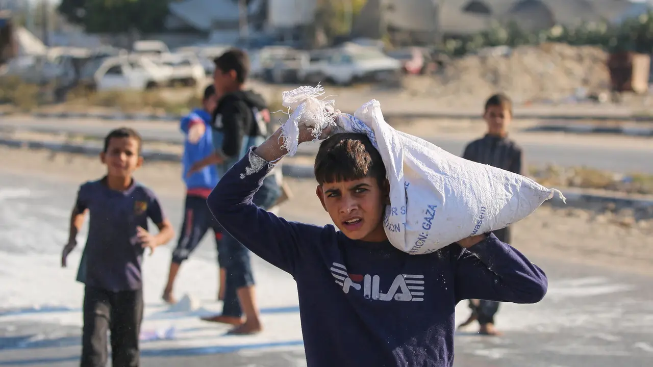 Miris, Anak-anak Pengungsi Palestina Punguti Ceceran Tepung di Jalanan