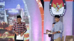 Calon Wakil Gubernur DKI Jakarta no 3, Sandiaga Uno beradu argumen dengan Djarot Saiful Hidayat saat debat terakhir Pilgub DKI Jakarta 2017 di Hotel Bidakara, Jakarta, Rabu (12/4). (Liputan6.com/Faizal Fanani)