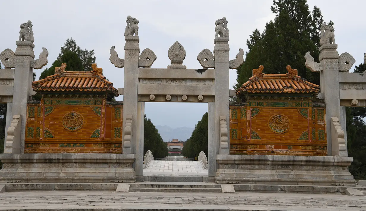 Pemandangan makam kerajaan barat dari era Dinasti Qing (1644-1911) di Wilayah Yixian, Provinsi Hebei, China utara (18/6/2020). Di situs makam ini, empat kaisar Dinasti Qing dimakamkan, yakni Yong Zheng, Jia Qing, Dao Guang, dan Guang Xu. (Xinhua/Zhu Xudong)