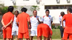 Pelatih Persija, Bambang Nurdiansyah, memberikan pengarahan kepada pemain Persija saat menggelar latihan di Lapangan Kusuma Agrowisata, Batu, Malang, Rabu (4/11/2015). (Bola.com/Kevin Setiawan)