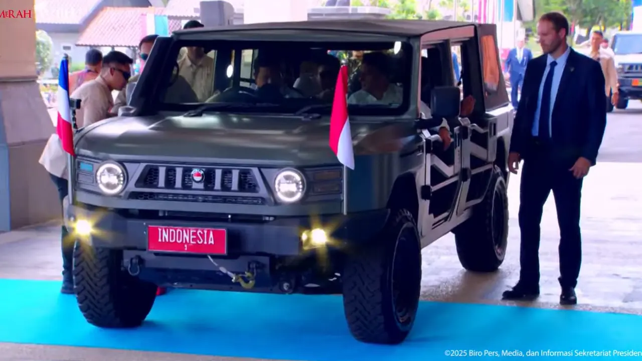 Presiden Prabowo Subianto tampak menyopiri Presiden Macron dengan mobil Maung bewarna hitam, Kamis (19/5/2025)