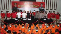 Para pelaku curanmor digelandang di Mapolrestabes Surabaya. (Dian Kurniawan/Liputan6.com)
