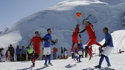 Sejumlah pemain berusaha menyundul bola saat pertandingan antara Swiss melawan Italia dalam kompetisi The Euro 2016 of the Mountain Villages Soccer Tournament di Gletser Allalin, Swiss (12/3/2016). (Reuters/Ruben Sprich)