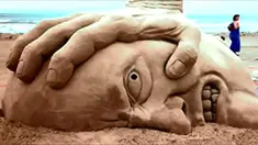 Tampilan sejumlah karya ukiran patung dari pasir pantai.