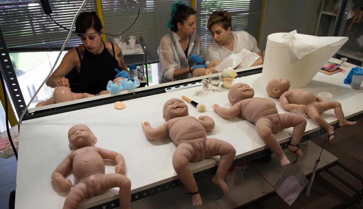 Pekerja wanita Clon Factory, yang membuat boneka bayi silikon yang mirip manusia, di Kota Leioa, Spanyol Basque, Selasa (20/6). Pabrik ini khusus memproduksi bayi imitasi dari premium silikon yang biasa dipakai untuk operasi plastik. (ANDER GILLENEA/AFP)