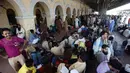 Orang-orang menunggu kereta untuk kembali ke kota asal mereka untuk liburan Idul Fitri di stasiun kereta api di Karachi, Pakistan (2/6/2019). Idul Fitri menandai akhir bulan suci Ramadan. (AP Photo/Fareed Khan)