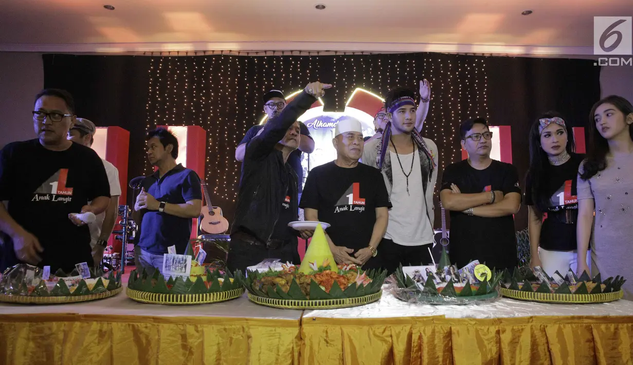 Para pemain dan kru sinetron Anak Langit menggelar syukuran di Jakarta, Selasa (20/2). Sinetron yang dibintangi oleh Stefan William dan Ammar Zoni ini pada 20 Februari 2018 akhirnya sampai di tahun pertama tayang. (Liputan6.com/Faizal Fanani)