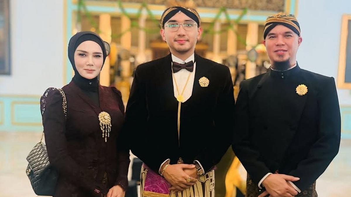 Gaya Elegan Mulan Jameela Padukan Kebaya Brokat dengan Brand Internasional saat Hadir di Keraton Surakarta Bersama Ahmad Dhani