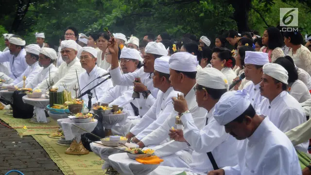 Sambut Nyepi, Umat Hindu Gelar Melasti di Pantai Marina Semarang
