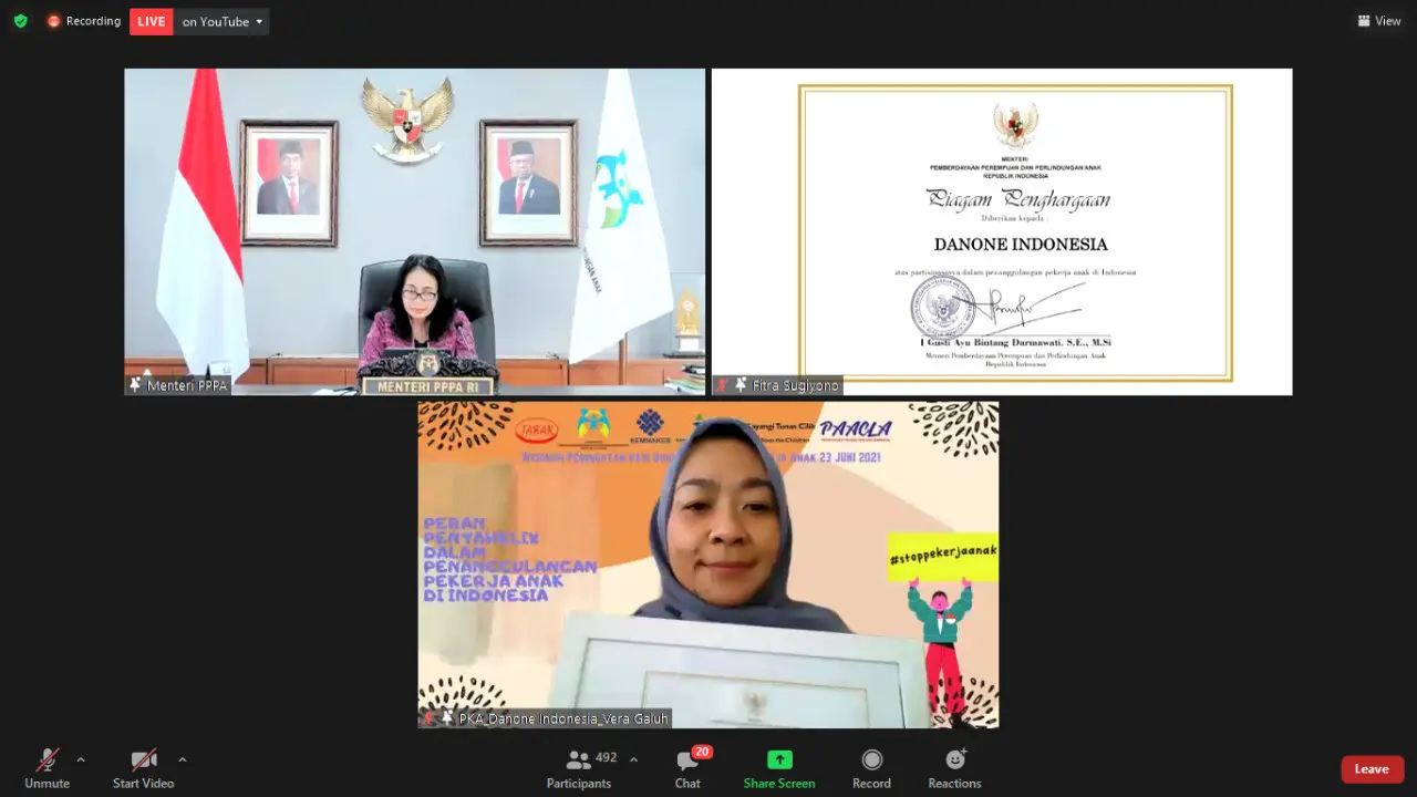 Menteri Pemberdayaan Perempuan dan Perlindungan Anak I Gusti Bintang Darmawati, memberikan penghargaan kepada Danone Indonesia yang diwakili VP General Secretary Danone Indonesia, Vera Galuh Sugijanto.