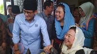 Sandiaga mendapat oleh-oleh tempe mendoan dari rumah Sinta Nuriyah.
