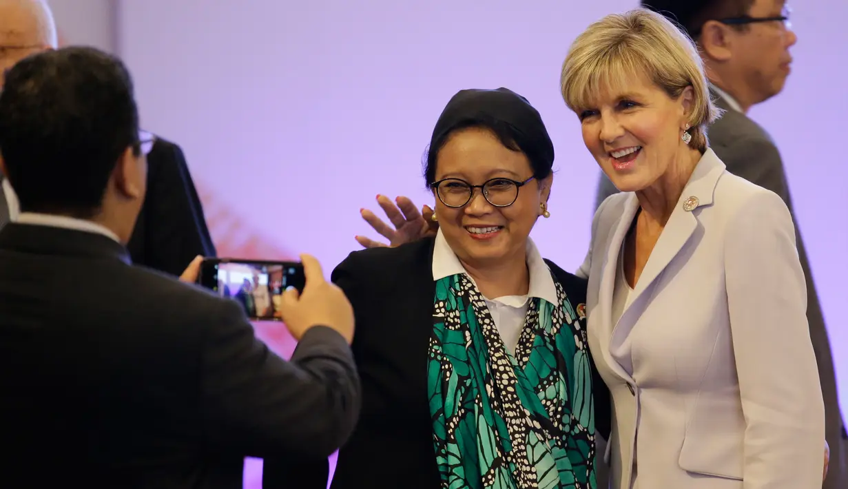 Menteri Luar Negeri Indonesia Retno Marsudi (tengah) foto bersama dengan Menteri Luar Negeri Australia Julie Bishop (kanan) saat menghadiri Pertemuan Menteri Luar Negeri Asean ke-7 di Manila, Filipina (7/8). (AFP Photo/Pool/Aaron Favila)