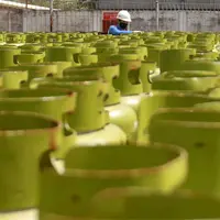 Aktivitas pekerja melakukan pengecekan tabung Liquefied Petroleum Gas (LPG) 3 kg di di Stasiun Pengisian Bahan Bakar Elpiji (SPBE) PT Sriwijaya Bumi Sejahtera, Palembang, Sumatera Selatan, Selasa (10/9/2024). (Liputan6.com/Herman Zakharia)