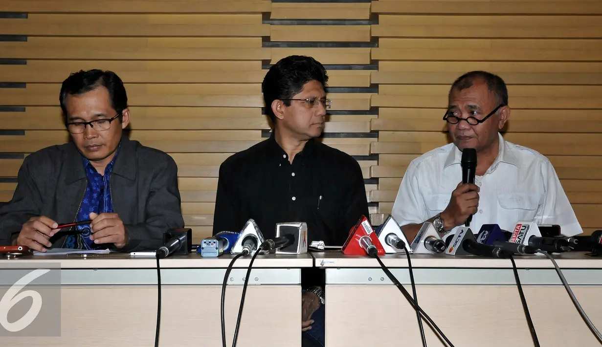 Ketua KPK Agus Rahardjo (kanan) memberikan keterangan pers di Gedung KPK, Jakarta, Sabtu (17/9). Irman Gusman ditangkap bersama Direktur Utama CV SW, berinisial XSS dan istrinya yang berinisial MMI. (Liputan6.com/Johan Tallo)