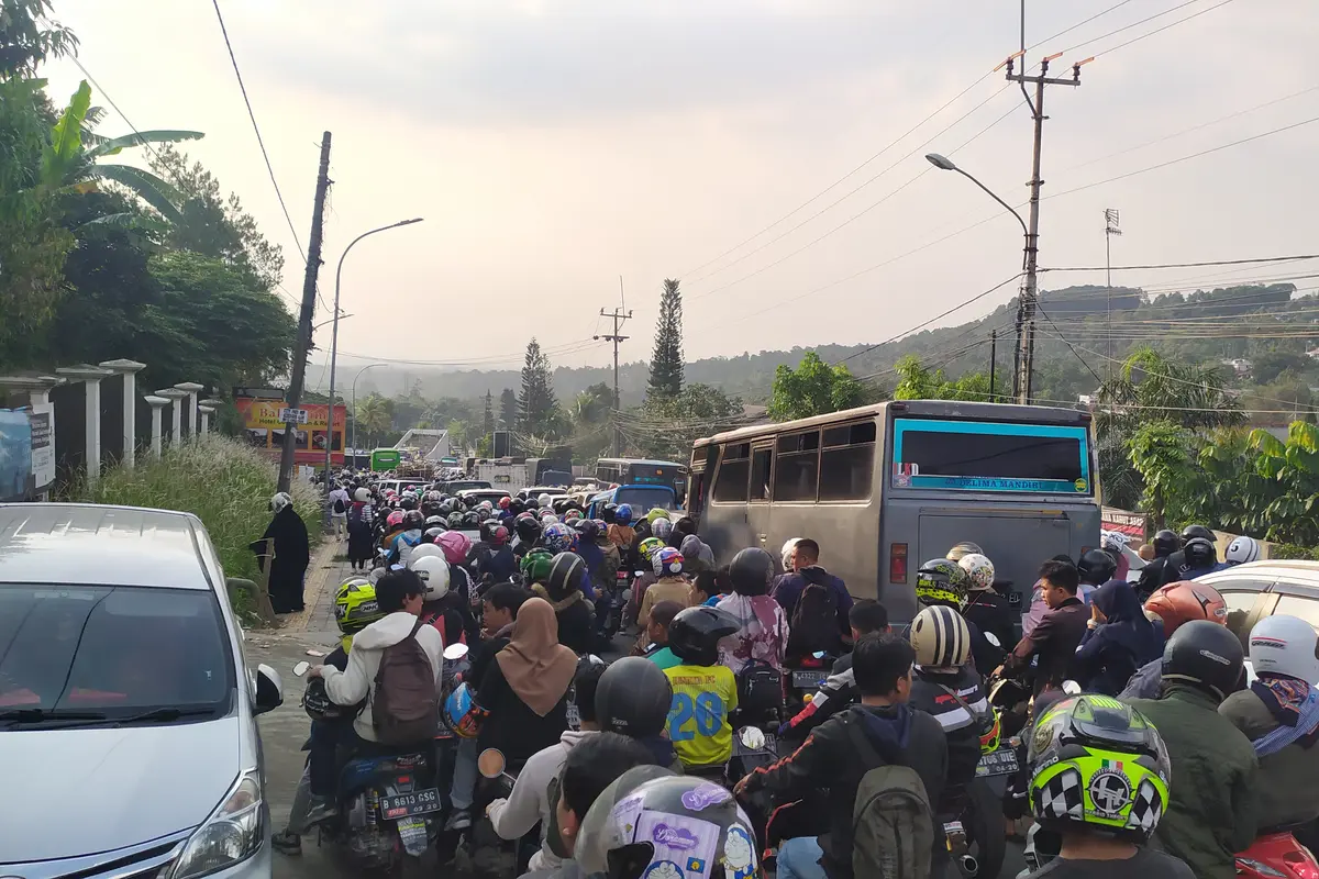 Kawasan Puncak, Bogor mengalami kemacetan, Sabtu (9/11/2019). (Liputan6.com/ Achmad Sudarno)