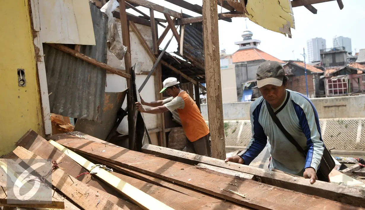 Warga Bukit Duri membongkar rumahnya jelang penertiban oleh Pemprov DKI Jakarta, Selasa (13/9). Jelang penertiban, sebagian rumah warga Bukti Duri mulai ditinggalkan pemiliknya. (Liputan6.com/Yoppy Renato)